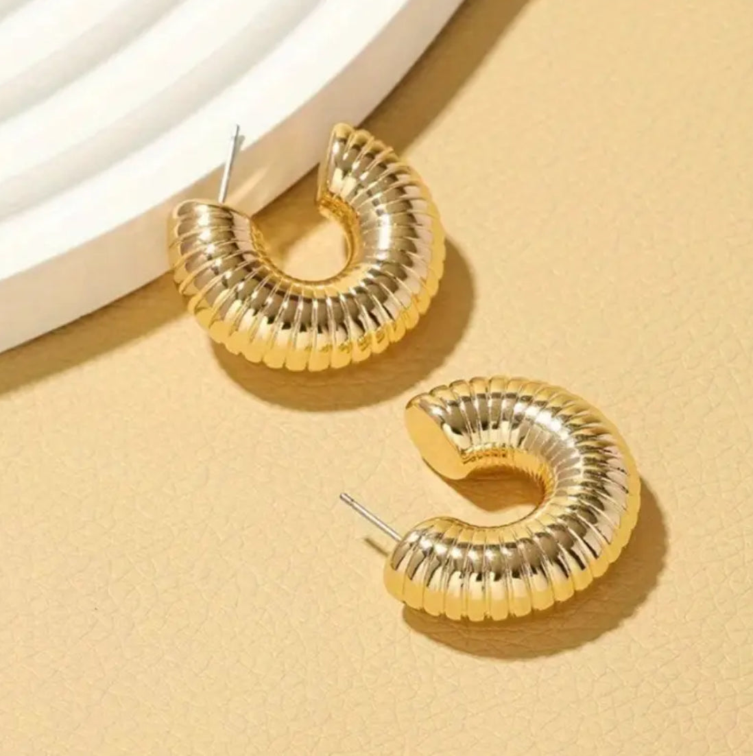 aretes caracolito dorados