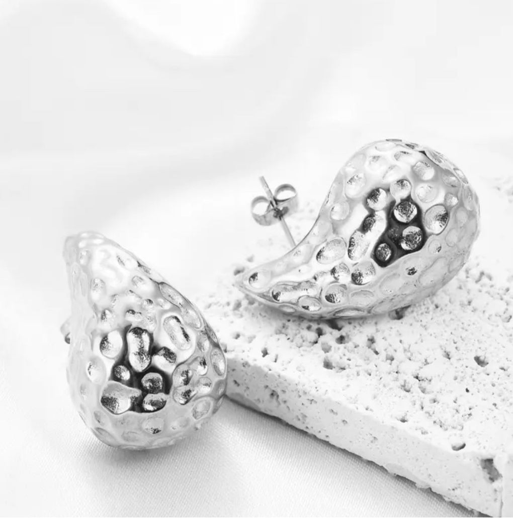 Aretes de gota con textura dorados