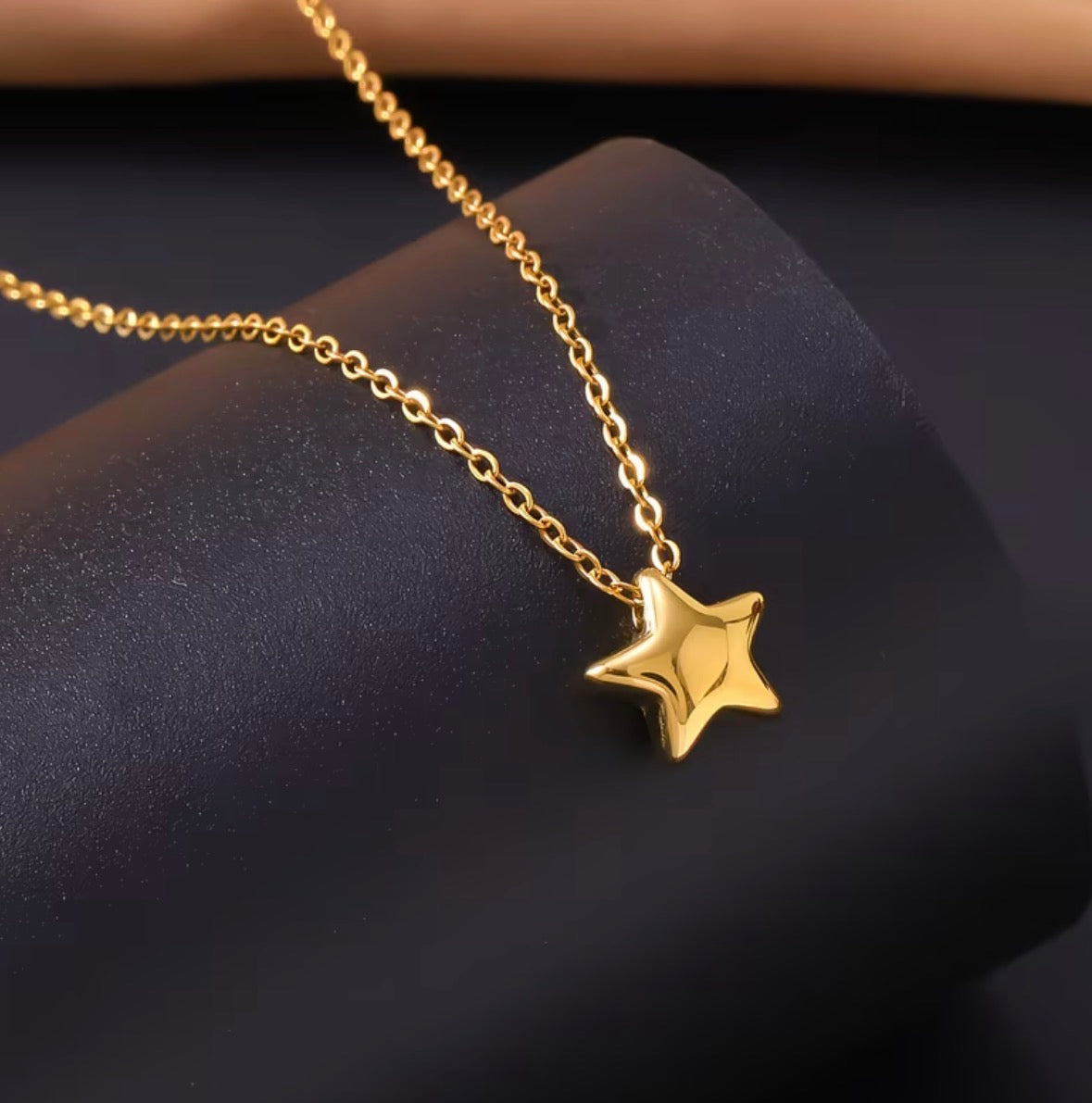 Collar de estrella dorado